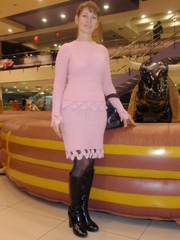 Розовый костюм, состоящий из юбки и свитера