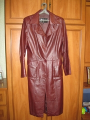 Продам кожаный женский плащ 1600 грн. бу