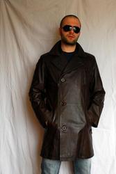 Модная кожанная куртка