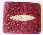 Кошелек из кожи ската красный