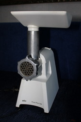 Продаю недорого б/у электро мясорубку Braun Power Plus 1100.