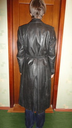 Черный кожаный плащ в стиле 80-х