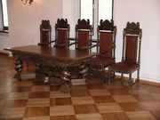 Мебель и предметы интерьера из дерева с резьбой.