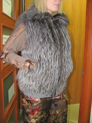 Красивый, стильный жилет из меха чернобурой лисы.