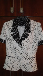 Пиджак белый в черный горошек.