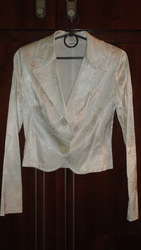 Пиджак атласный, с серебристым рисунком.