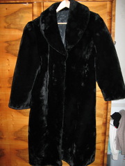 Продам новую шубу женскую(мутон)+ шапка(нутрия) в подарок