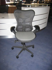 Офисное кресло Herman Miller Mirra Chair Graphite