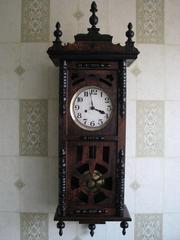 Часы старинные,  настенные, в отличном состоянии,  с красивым мелодичным боем. Возможна пересылка по Украине.