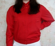 Красная ветровка