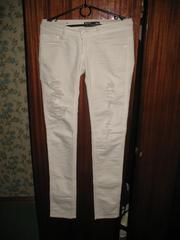 белые джинсы