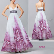 Изящное белое платье из шифона с лиловыми цветами