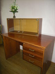 Продам  срочно письменный стол в отличном состоянии,  