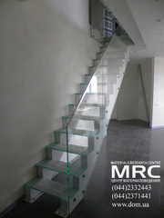 Лестница со стеклянными ступенями от ДОМ тм на www.dom.ua/steklo.html