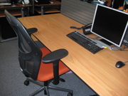 Офисный стол,  офисное кресло,  тумба и экран голландской марки Ahrend