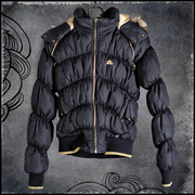 Пуховик черный, дутый с горизонтальной строчкой.