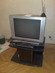 Продам работающий телевизор с тумбой