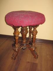 Антикварный стул из прошлого века