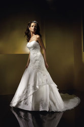 Шикарное свадебное платье Benjamin Roberts 923
