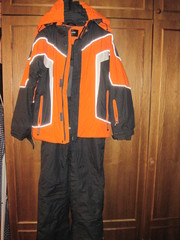 Комбинизон, джинсы, кофта.