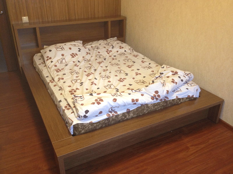 Кровать с полкой и матрасом
