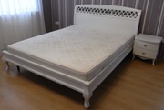 Кровать с белым изголовьем