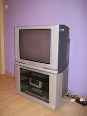 Телевизор Toshiba с прилагаемой тумбой и DVD