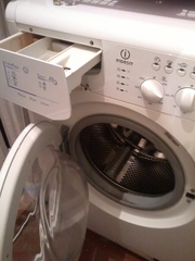 Продам б/у стиральную машину Indesit WISL105X 