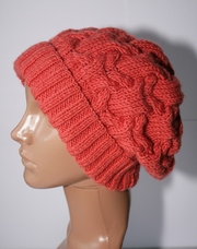 Вязаная шапка с объемным узором