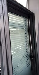 Стеклянная дверь с алюминиевой коробкой