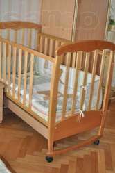Детская кроватка с ящиком для игрушек + матрас,  защита и одеяло.