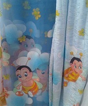 Яркая и нежная тюль в детскую и штора-компаньен к ней.