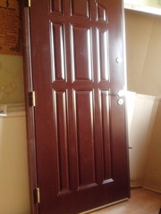 Продам двери входные новые деревянные обшитые металом