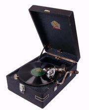 советские предметы патефон,  статуэтки,  пивные кружки