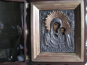 Предлагаю старинную икону Казанской Богородицы в посеребренном окладе и киото.