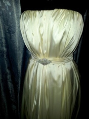 Новое платье из натурального шелка.