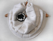 Снуд ручной работы с брошью Белая ночь 