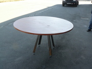 Продажа б/у круглых столов для столовых,  кафе общественного питания.