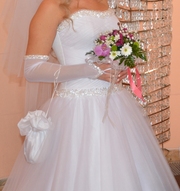 Свадебное платье и перчатки