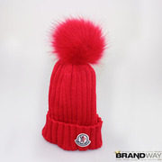 Стильная красная женская шапка