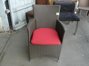 Продажа кресел из ротанга с подлокотниками и подушкой