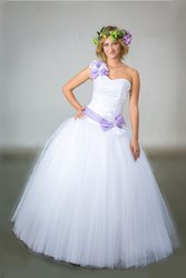 Прокат свадебных платьев разных размеров и фасонов.