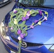 Оформление машины живыми цветами