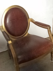 Деревянное кресло б/у