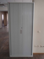 Металлический шкаф с роллетными дверьми б.у.