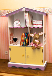 Домик для кукол и полка для книг. 