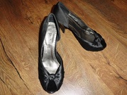 Продам женские нарядные фирменные туфли 41р. (стелька 26, 5см)