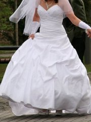 Продам красивое свадебное платье белого цвета с небольшим шлейфом!!!
