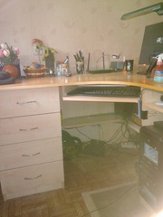 Продам компьютерный стол в отличном состоянии