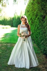 Свадебное атласное платье цвета айвори с карманами